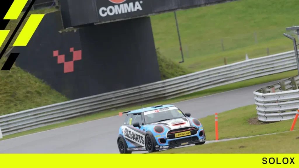 Mastering the Driving Lines at Snetterton