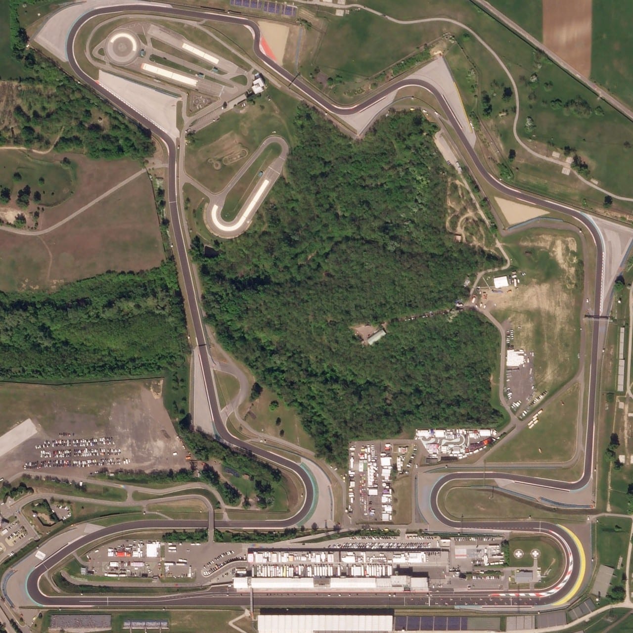 Satellite view of the Hungaroring near Budapest, showing the full lap, the pit straight and the infield