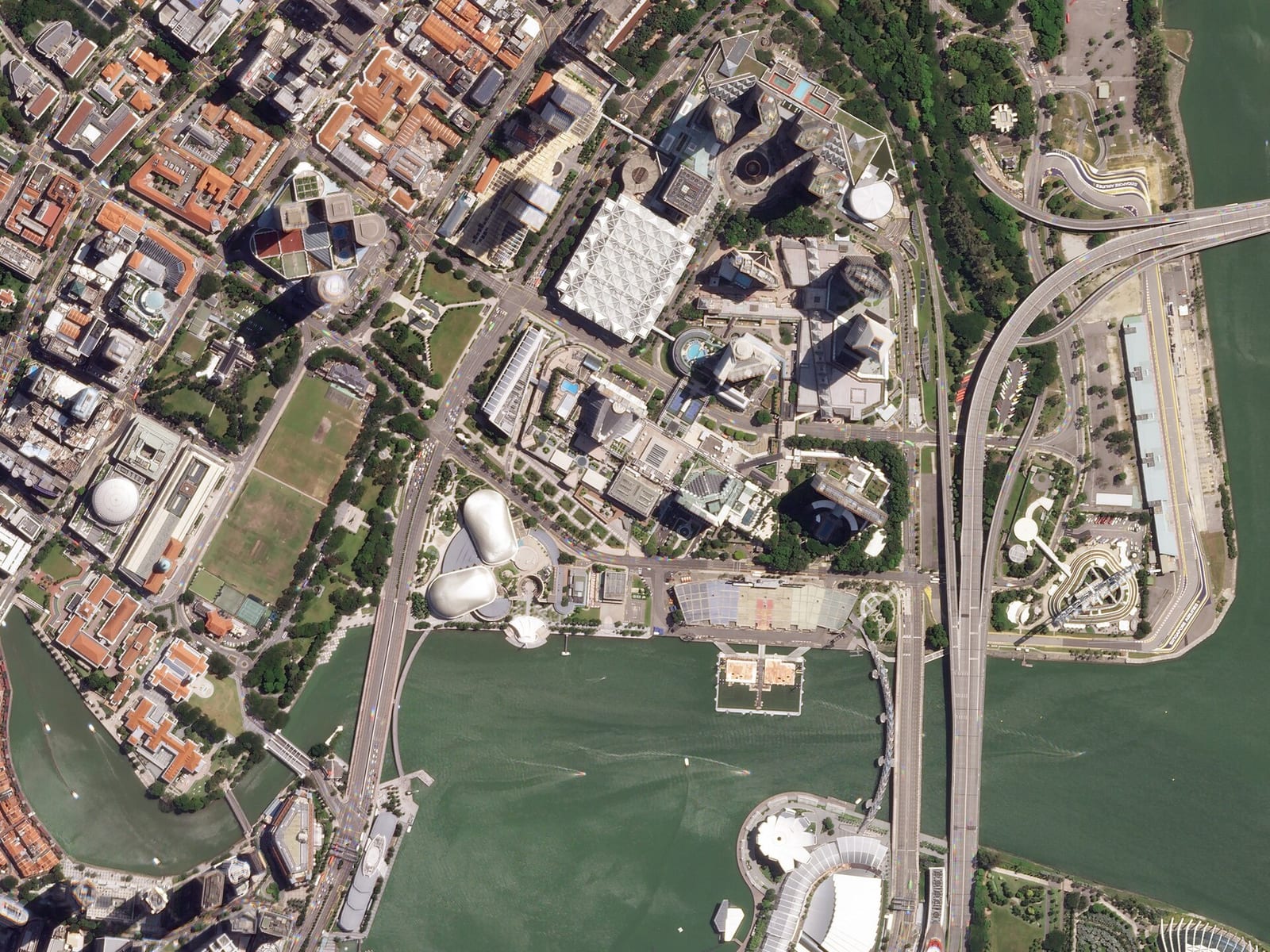 Satellite view of the Marina Bay area of Singapore with the pit building and the streets used by the circuit