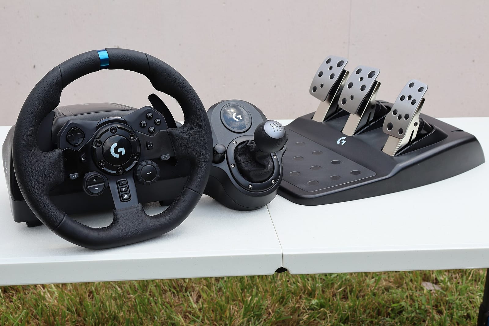 A Logitech G923 with pedals and the Driving Force H pattern shifter