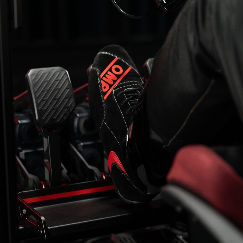Simagic P-ACTIVE as the brake pedal between two passive pedals on a Simagic base plate in a rig