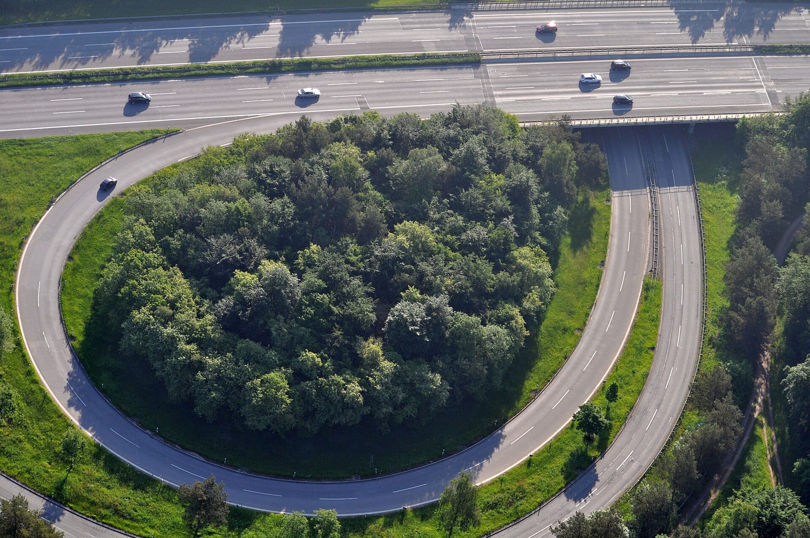 Aerial view of the A7 Autobahn at the Hamburg Heimfeld junction with a loop ramp and cars on three lanes
