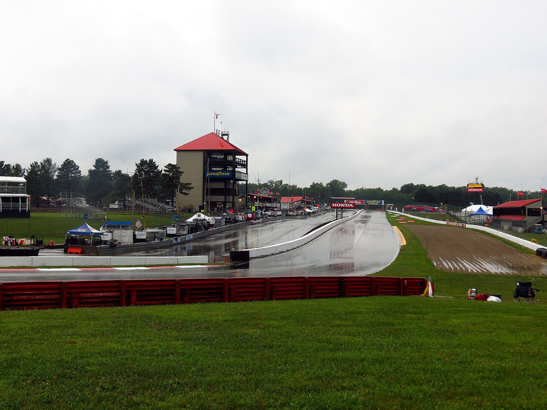 Race cars on the Mid-Ohio Sports Car Course